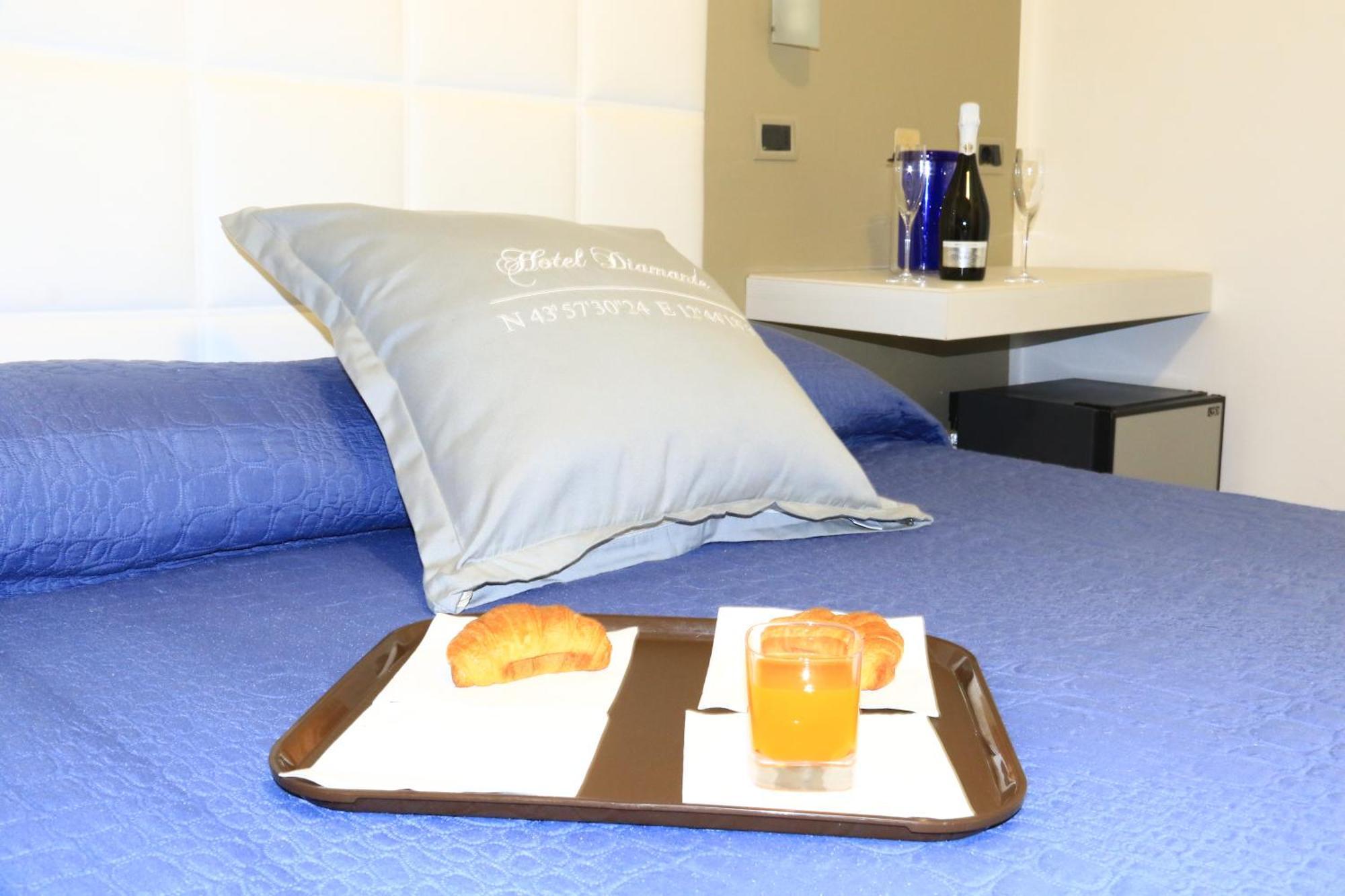 Hotel Diamante Cattolica Eksteriør billede