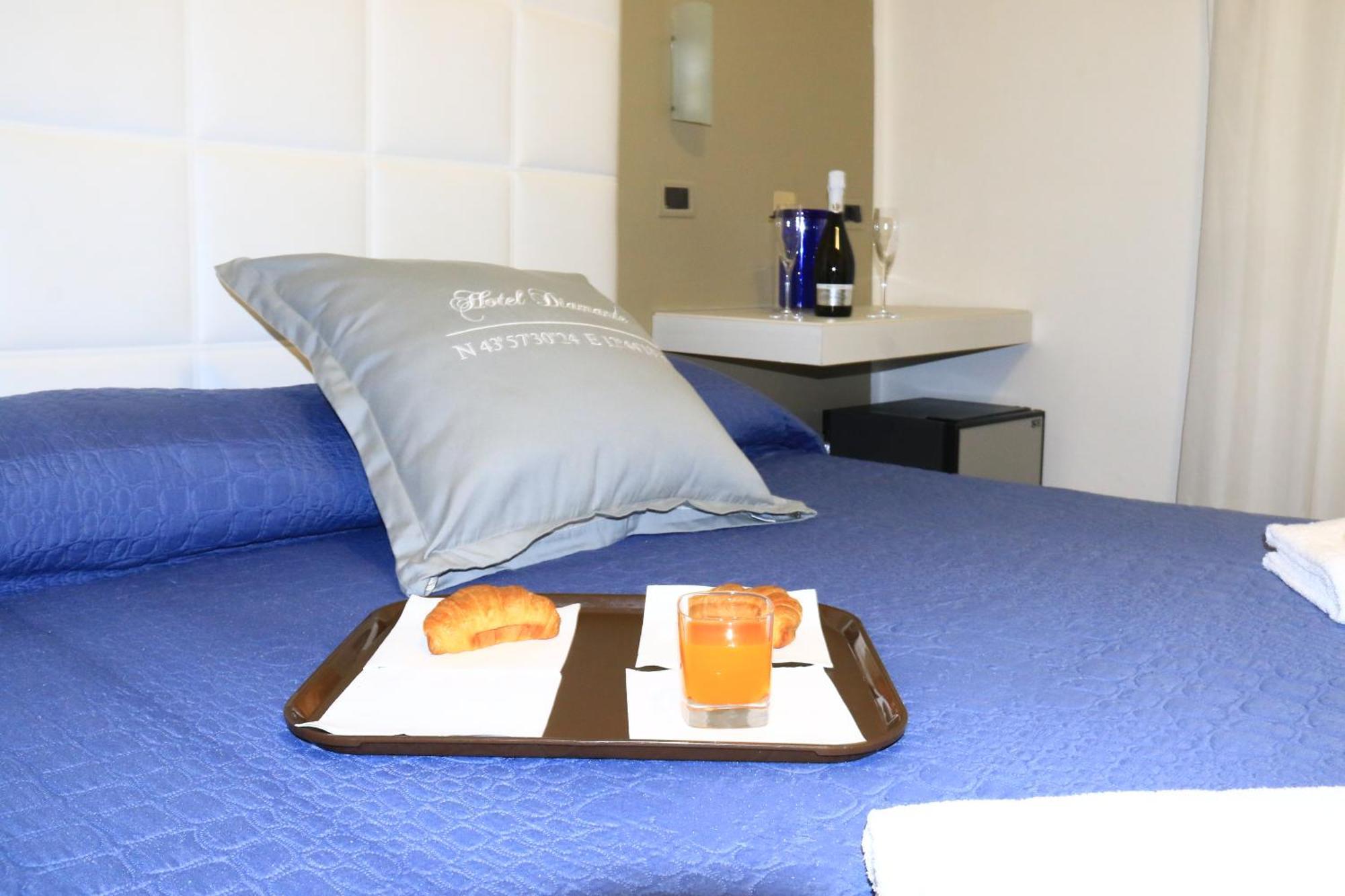 Hotel Diamante Cattolica Eksteriør billede